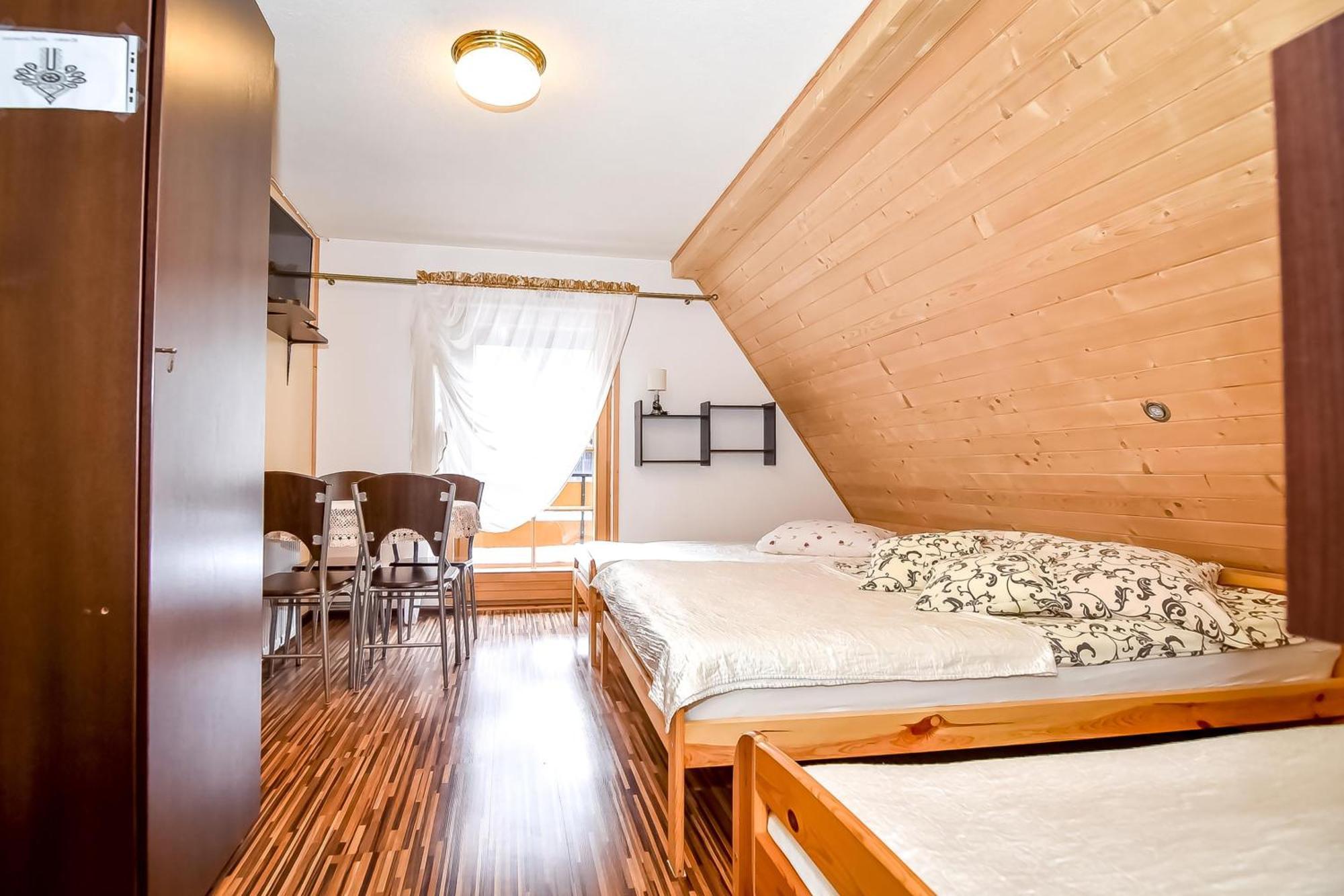 Ciukrowa Chatka Sauna & Jacuzzi โปโรนิน ภายนอก รูปภาพ