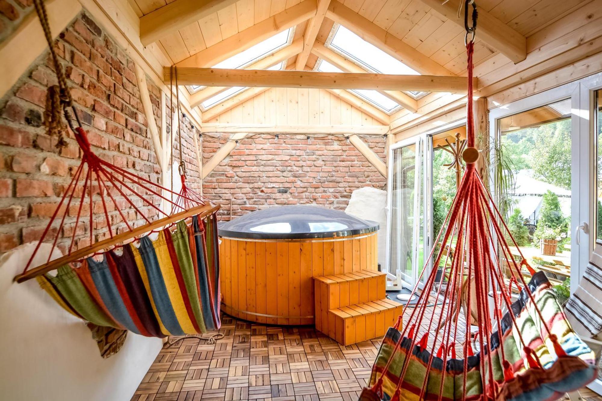 Ciukrowa Chatka Sauna & Jacuzzi โปโรนิน ภายนอก รูปภาพ